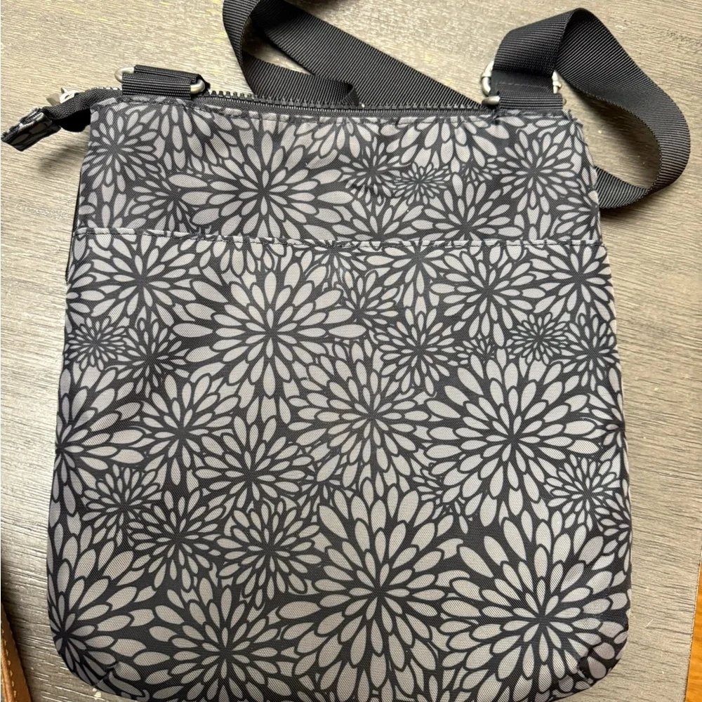 Baggallini Black and Gray Floral Crossbody Bag and Wristlet set - Picture 2 of 6